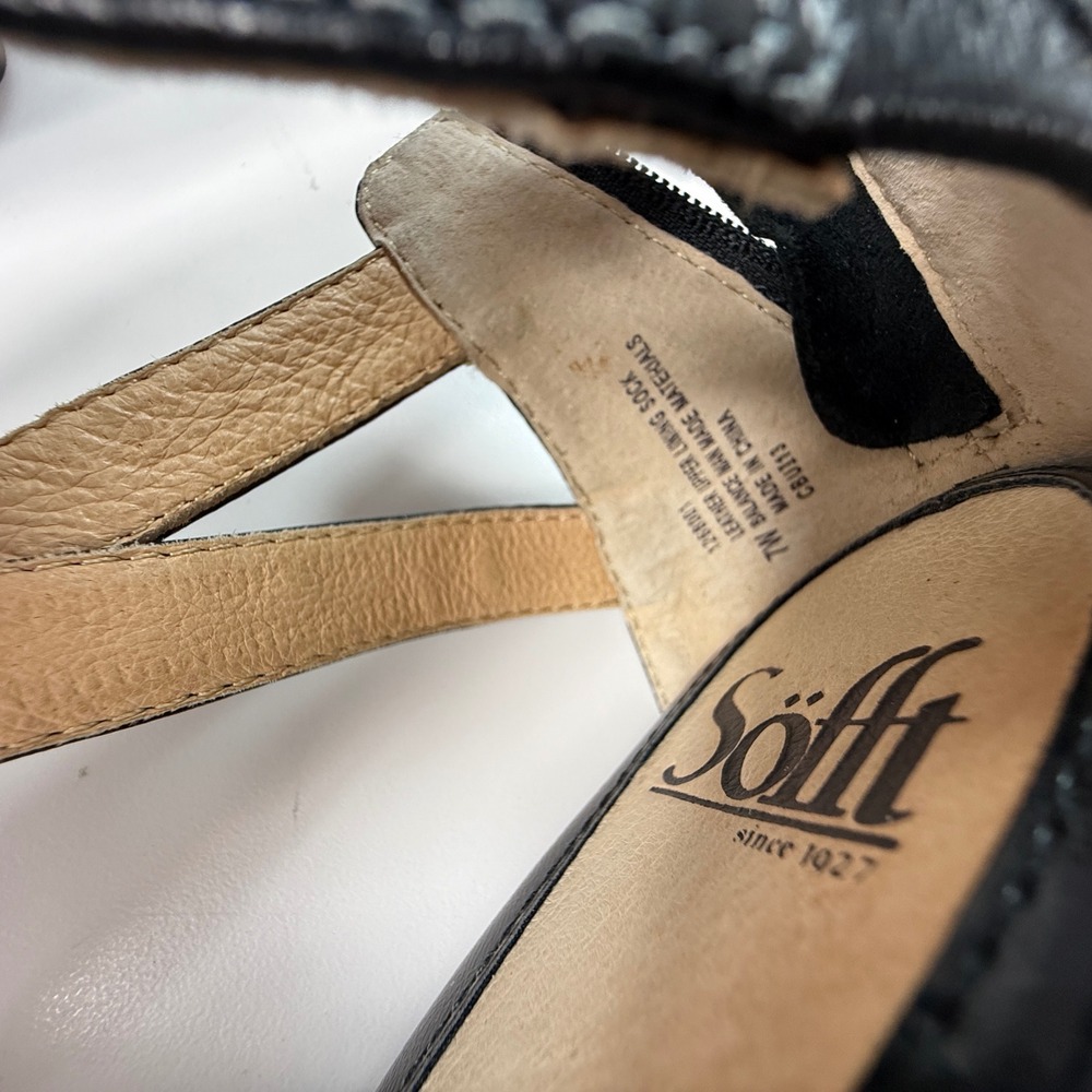 Sofft Womens Strappy Wedge Sandals Black Leather Comfort Gold Accent Size 7W - Picture 11 of 11